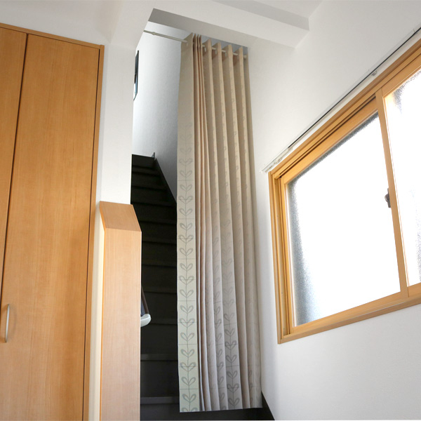 ハートマークショップ 突っ張り棒sサイズ付 パタッとたためるカーテン 間仕切り カーテン ベージュ 幅150 丈250cm カット可 丸洗い可 突っ張り棒 強力タイプ 木目 Sサイズ 取付幅70 110cm 付