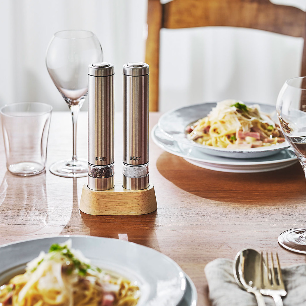 Russell Hobbs ラッセルホブス 乾電池式 電動ミル ソルト＆ペッパー ミニ ペッパーミル ソルトミル mini 同色 2本セット LEDライト 専用スタンド付き 粗さ調整可 セラミック刃 シルバー 7933JP