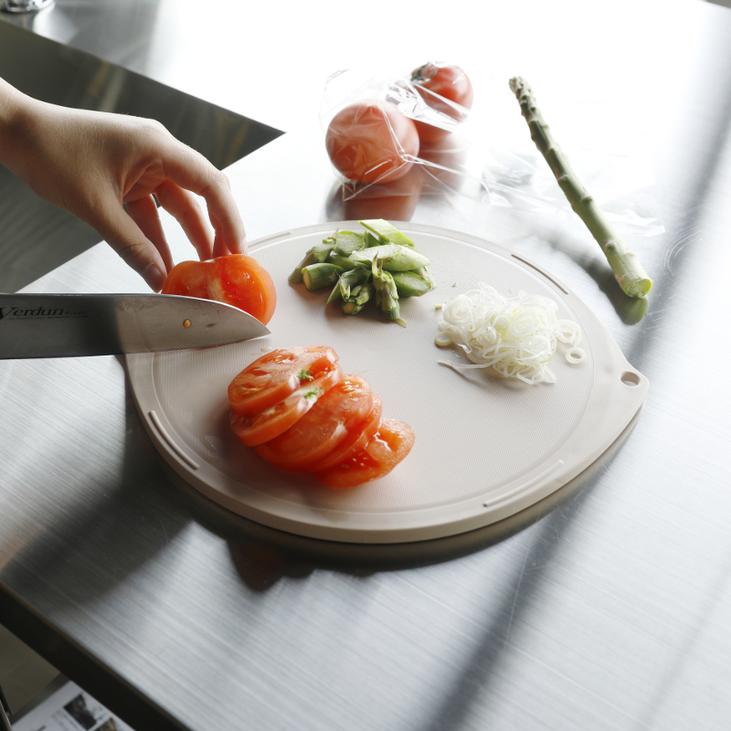 複数の食材が切りやすい 抗菌 丸型 まな板 食洗機対応 グレー atomico アトミコ CB JAPAN シービージャパン 日本製