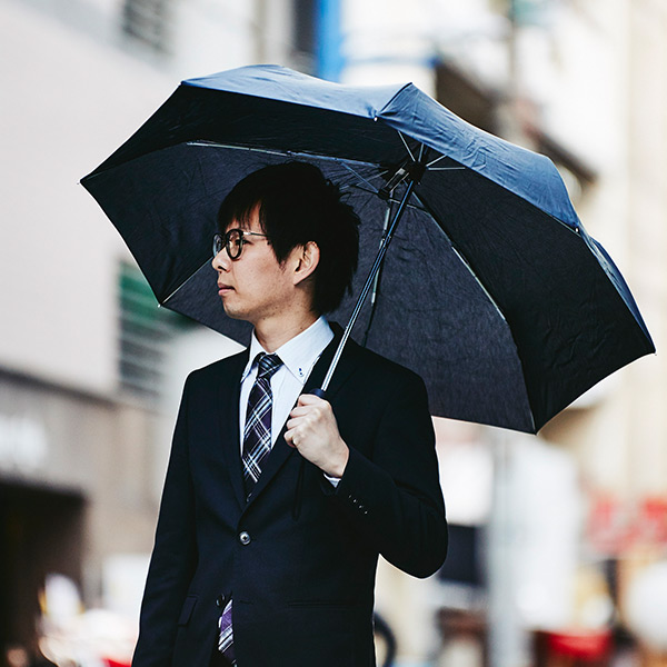 【EN FANCE/アンファンス】 軸をずらした傘 Sharely シェアリー 晴雨兼用 男女兼用 コンパクト 折り畳み傘 ブラック U加工 撥水加工 手開きタイプ
