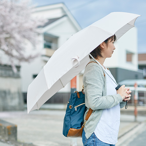 【EN FANCE/アンファンス】 軸をずらした傘 Sharely シェアリー 晴雨兼用 男女兼用 コンパクト 折り畳み傘 アーモンドベージュ U加工 撥水加工 手開きタイプ