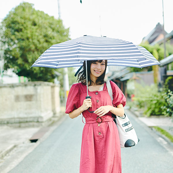 【EN FANCE/アンファンス】 軸をずらした傘 Sharely シェアリー 晴雨兼用 男女兼用 コンパクト 折り畳み傘 ストライプ U加工 撥水加工 手開きタイプ