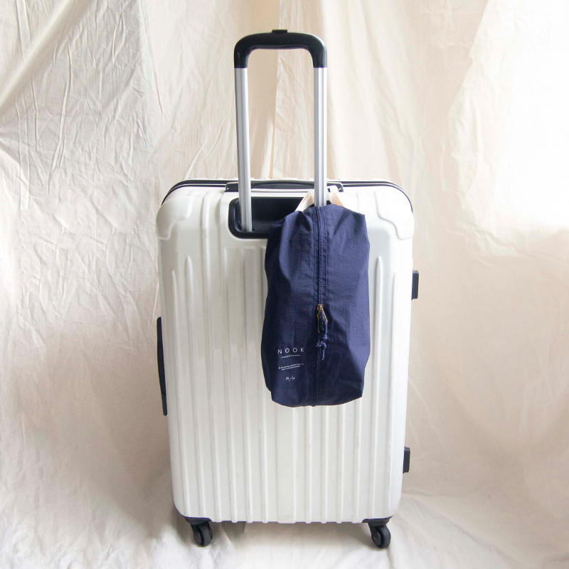 NOOK ヌーク スーツケースに引っ掛けられる トラベルシューズケース 背面ポケット付き ネイビー OKATO オカトー シューズバッグ
