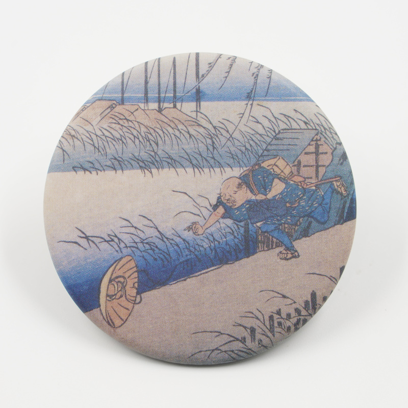 名古屋刀剣ワールド】オリジナル浮世絵缶バッジ／吹き飛ばされた笠を